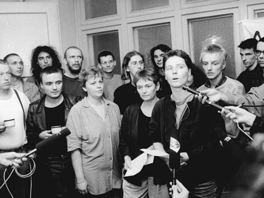 Besetzer der ehemaligen Stasi-Zentrale in der Normannenstraße fordern Schutz vor dem Zugriff fremder Geheimdienste; Aufnahme 5. September 1990