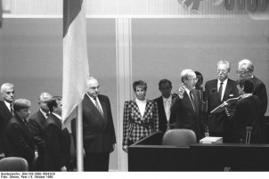Bundestagspräsidentin Rita Süßmuth vereidigt die neuernannten Bundesminister für besondere Aufgaben (v. l. n. r. Helmut Kohl, Sabine Bergmann-Pohl, Lothar de Maiziere, Rita Süßmuth); Aufnahme 4. Oktober 1990