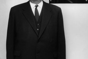 Ernst Lemmer, Bundesminister für gesamtdeutsche Fragen, vor seinem Büro in West-Berlin; Aufnahme 21. September 1961