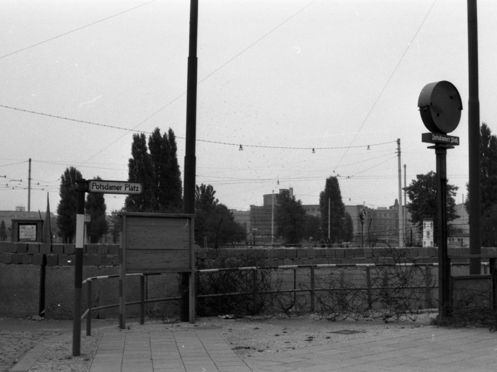 Sperrmauer am Potsdamer Platz mit Betonplatten und Hohlblocksteinen; Aufnahmedatum unbekannt
