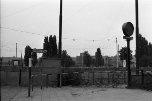 Sperrmauer am Potsdamer Platz mit Betonplatten und Hohlblocksteinen; Aufnahmedatum unbekannt