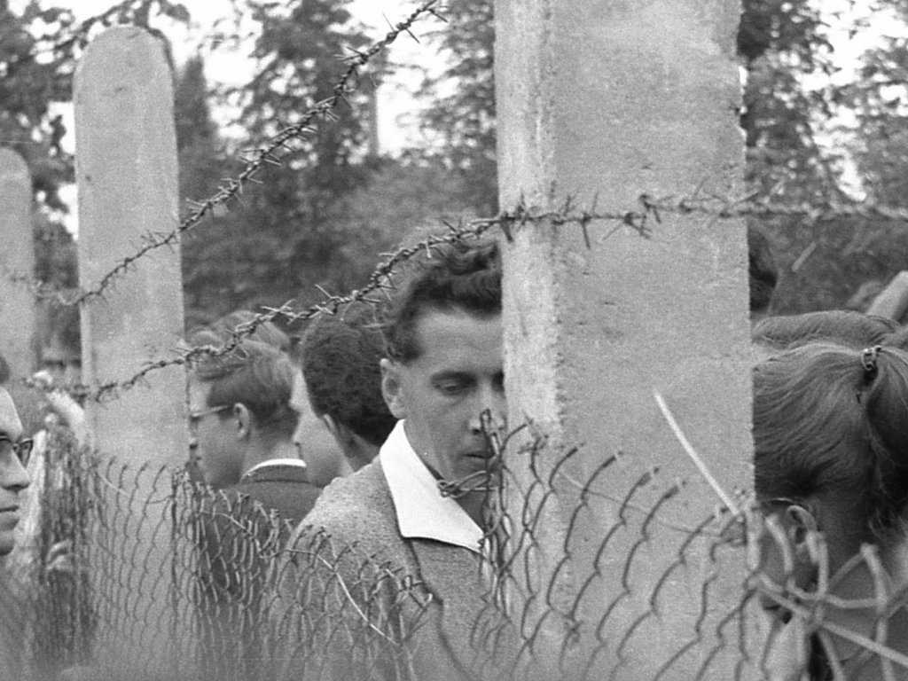 In einem von den DDR-Grenzposten unbebachteten Moment gelingt es den Ost-Berliner den Zaun zu durchtrennen; Aufnahme 13. August 1961