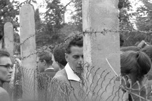 In einem von den DDR-Grenzposten unbebachteten Moment gelingt es den Ost-Berliner den Zaun zu durchtrennen; Aufnahme 13. August 1961