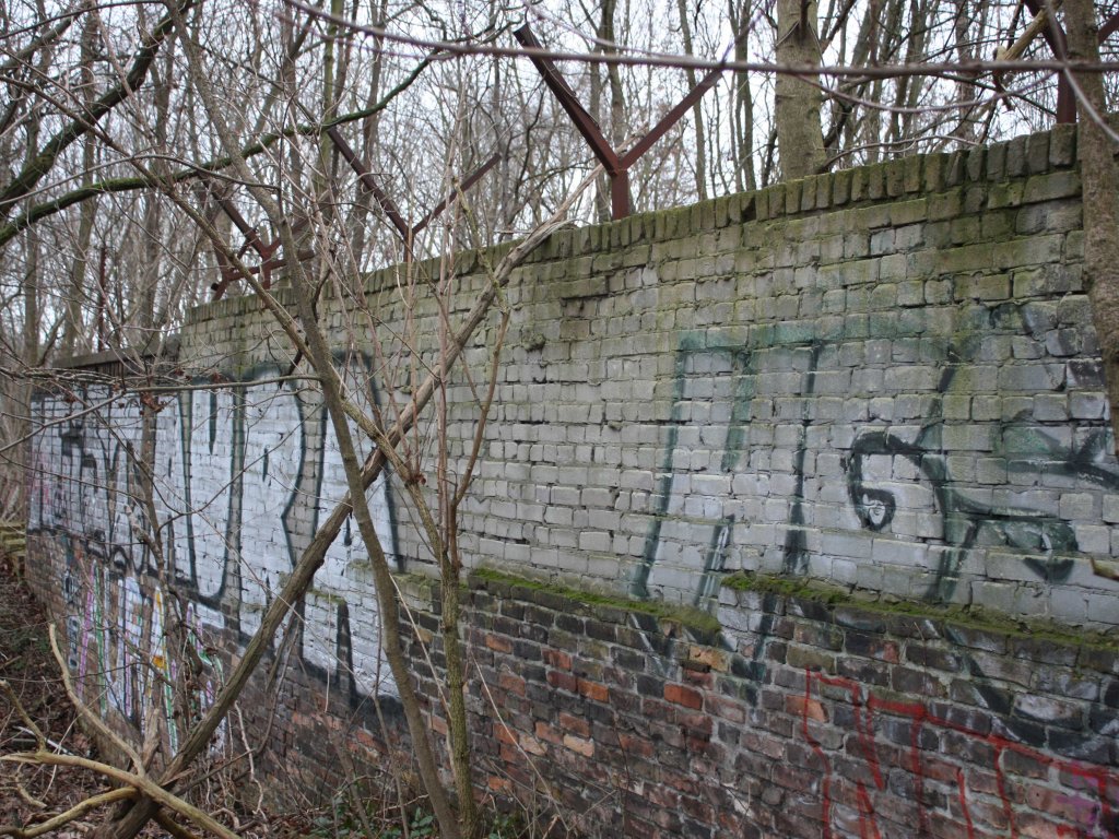 Aufgemauerte Ziegelgebäudewand mit Y-Abweisern als Teil der frühen Sperranlagen zwischen Pankow und Reinickendorf (Foto 2)