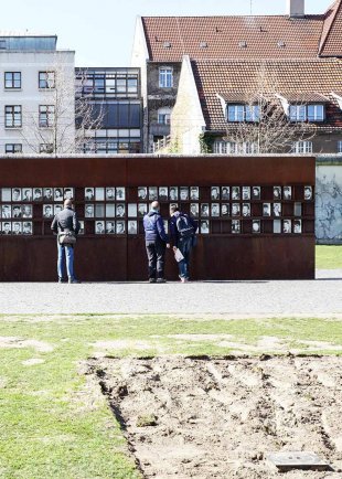 Den Opfern der Mauer: Fenster des Gedenkens der Gedenkstätte Berliner Mauer, Aufnahme 2010