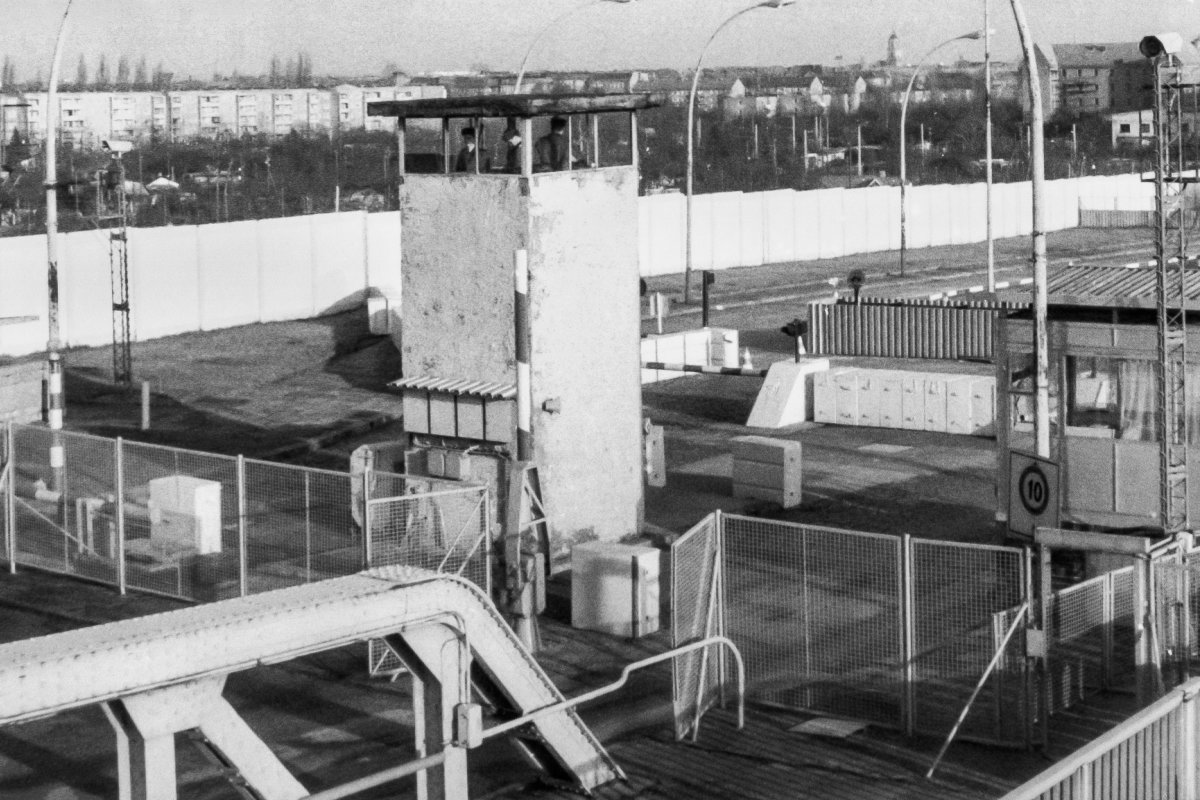 Blick von der Bösebrücke auf den Grenzübergang Bornholmer Straße, Aufnahme 1980er Jahre