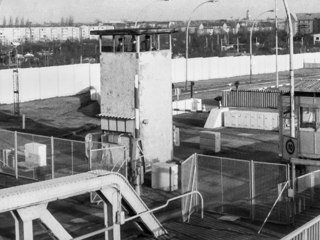 Blick von der Bösebrücke auf den Grenzübergang Bornholmer Straße, Aufnahme 1980er Jahre