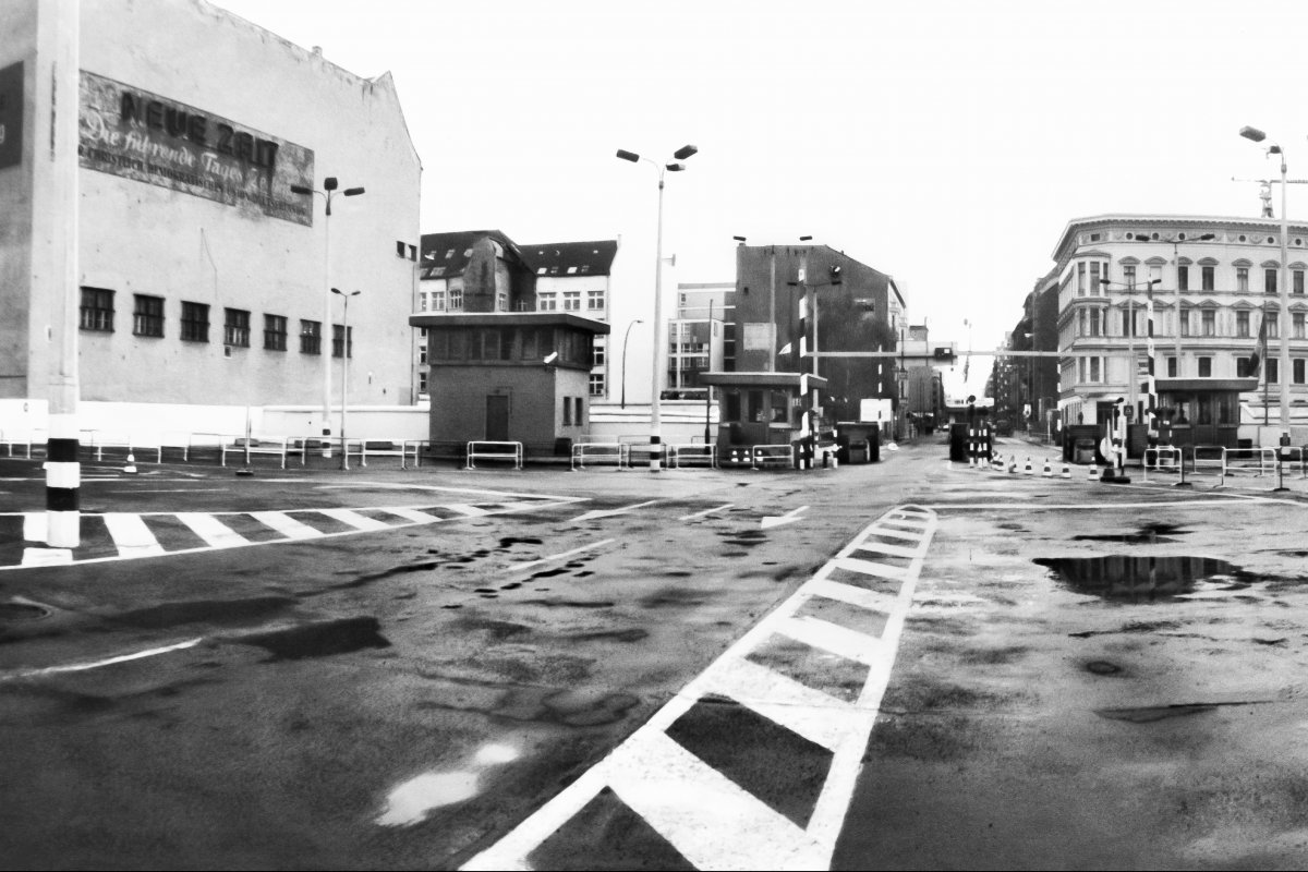 Grenzübergang Friedrich-/Zimmerstraße („Checkpoint Charlie“), Blickrichtung von ehem. Ost- nach West-Berlin, Aufnahme 1980er Jahre