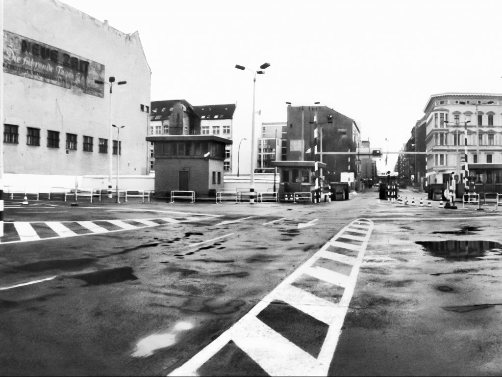 Grenzübergang Friedrich-/Zimmerstraße („Checkpoint Charlie“), Blickrichtung von ehem. Ost- nach West-Berlin, Aufnahme 1980er Jahre Grenzübergang Friedrich-/Zimmerstraße („Checkpoint Charlie“), Blickrichtung von ehem. Ost- nach West-Berlin, Aufnahme 1980er Jahre