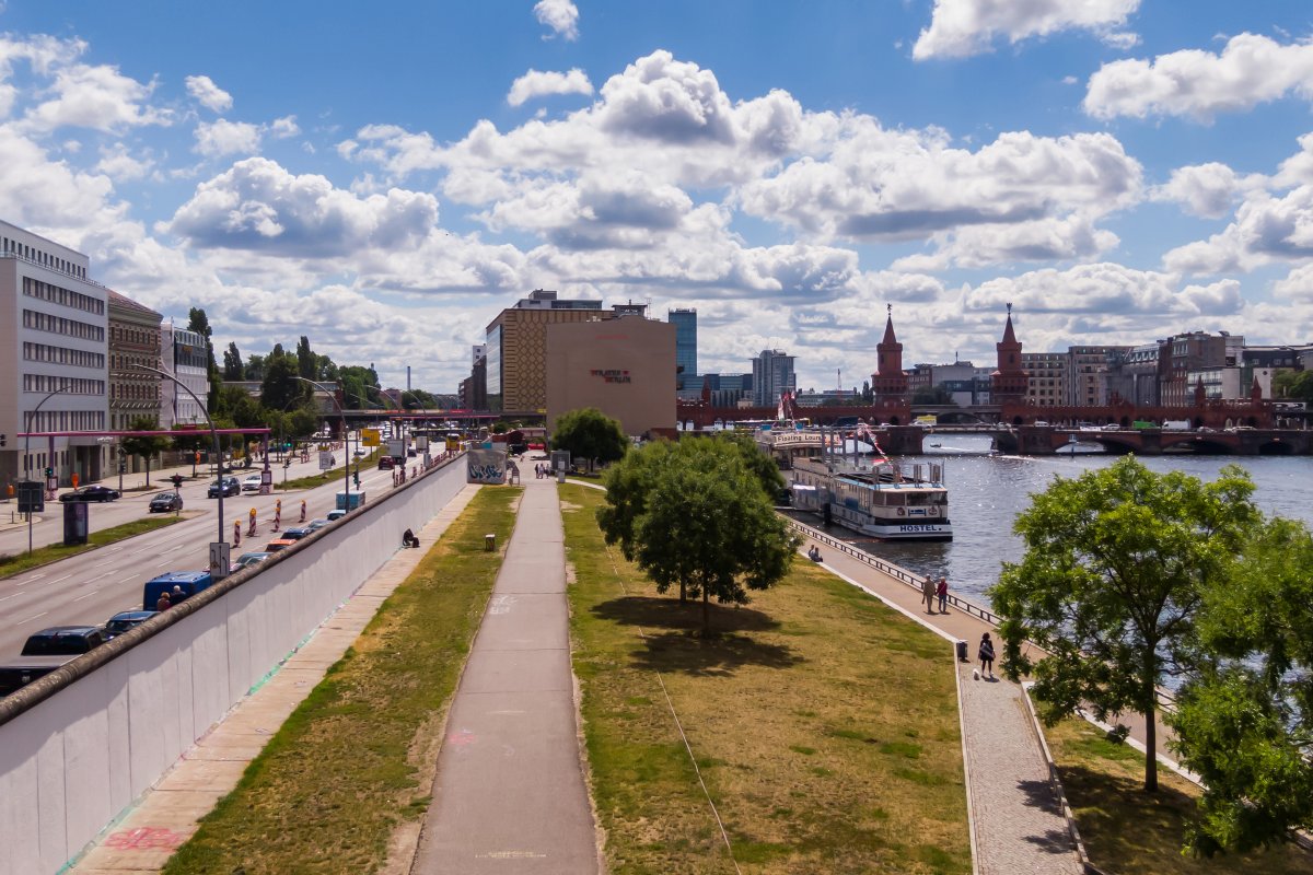 Westseite der „East Side Gallery“ mit Blick auf die Oberbaumbrücke