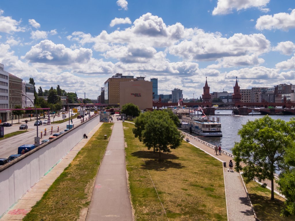 Westseite der „East Side Gallery“ mit Blick auf die Oberbaumbrücke