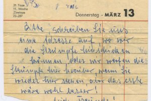 "Bitte, schreiben Sie uns eine Adresse auf, wo wir die Strümpfe hinschicken können oder wir werfen die Strümpfe hier herüber, wenn Sie wieder hier stehen, aber das erste wäre wohl besser!"