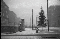 Die Zimmerstraße am Checkpoint Charlie im Dezember 1961