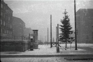 Die Zimmerstraße am Checkpoint Charlie im Dezember 1961