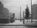 Die Zimmerstraße am Checkpoint Charlie im Dezember 1961