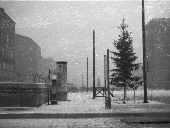 The Zimmerstraße at Checkpoint Charlie in December 1961.
