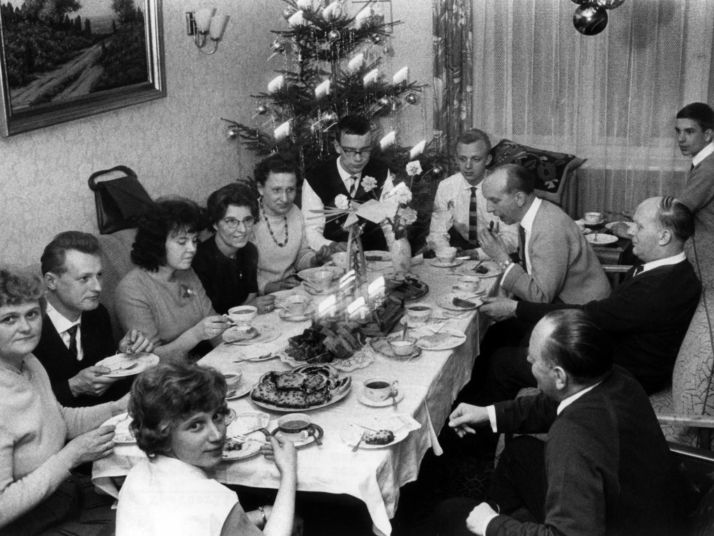 Passierschein Wehnachten In Berlin-Schönweide hat sich am 1. Weihnachtsfeiertag 1963 eine Familie aus Ost und Westberlin zum gemeinsamen Kaffeetrinken am Weihnachtsbaum eingefunden, 25.12.1963