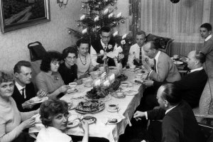 In Berlin-Schönweide hat sich am 1. Weihnachtsfeiertag 1963 eine Familie aus Ost und Westberlin zum gemeinsamen Kaffeetrinken am Weihnachtsbaum eingefunden, 25.12.1963