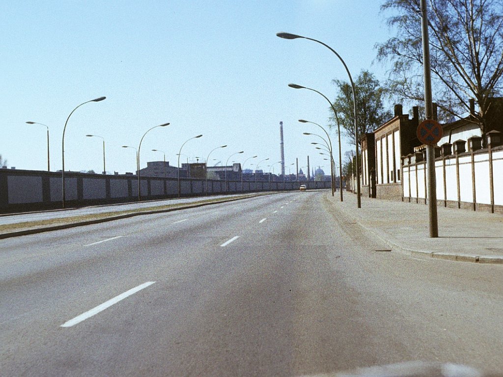 Die Grenzmauer 75 in der Mühlenstraße in ihrer ursprünglichen weiß-grauen Bemalung vor dem Mauerfall, 1987