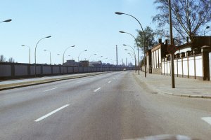 Die Grenzmauer 75 in der M&uuml;hlenstra&szlig;e in ihrer urspr&uuml;nglichen wei&szlig;-grauen Bemalung vor dem Mauerfall, 1987