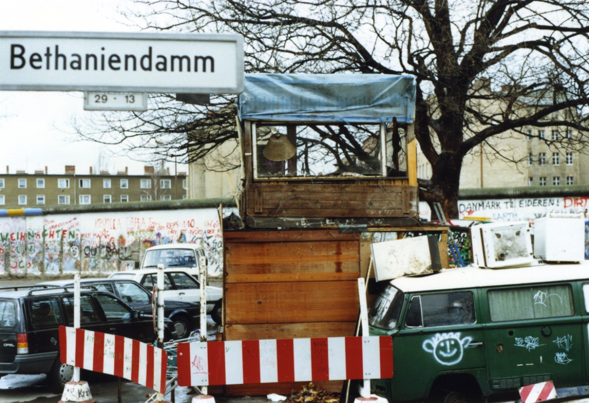 „Baumhaus an der Mauer“