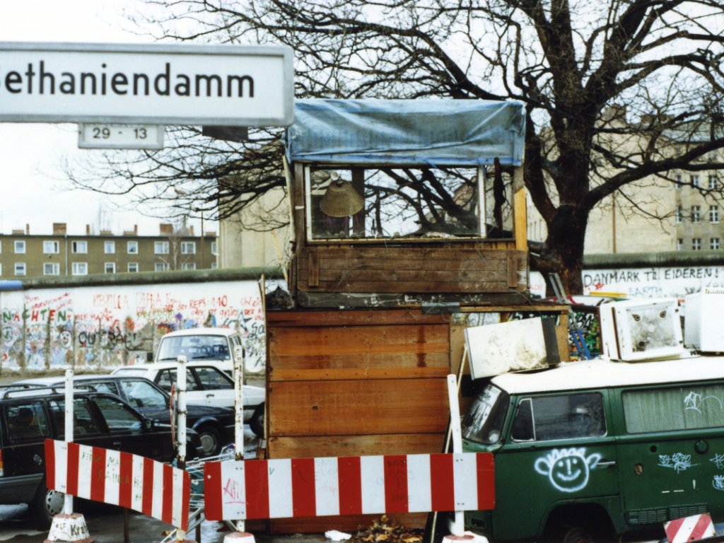„Baumhaus an der Mauer“