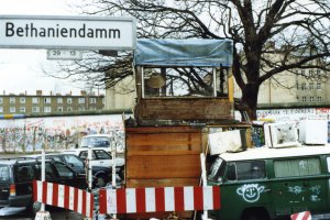 „Baumhaus an der Mauer“