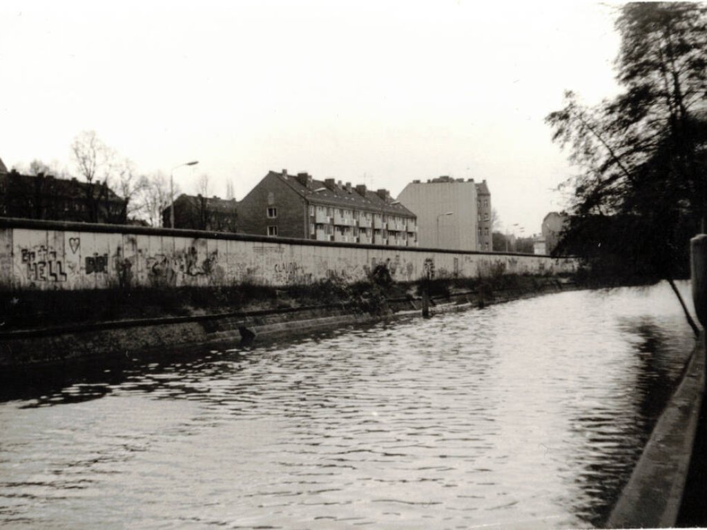 Grenzmauer am Ufer des Landwehrkanals mit Wohnhäusern in der Lohmühlenstraße