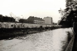 Grenzmauer am Ufer des Landwehrkanals mit Wohnhäusern in der Lohmühlenstraße