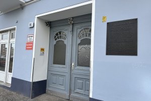Heidelberger Straße 35 mit Gedenktafel an Heinz Jercha,