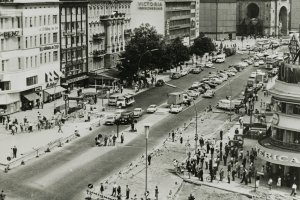 1962: Die Anteilnahme in der Bev&ouml;lkerung ist immer noch gro&szlig;, Szene am Kurf&uuml;rstendamm: mit einem Verkehrsstopp und dreimin&uuml;tigem Schweigen gedenkt West-Berlin am 13. August um 12.00 Uhr des Mauerbaus, darauf folgt ein Hupkonzert als Protestkundgebung.