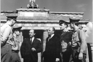 1966: Um die vermeintliche Friedfertigkeit des Mauerbaus zu betonen, inszeniert die DDR-F&uuml;hrung f&uuml;nf Jahre sp&auml;ter ein Wiedersehen von Paul Stiawa, Joachim Behrens, Roland H&ouml;fer und Werner Fromm. Die vier Protagonisten der Aufnahme vom 14. August 1961 posieren wieder am Brandenburger Tor.