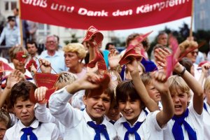 1986: Jungpioniere bei einer Pionierdemonstration zum 25. Jahrestag des &bdquo;antifaschistischen Schutzwalls&ldquo;. Die Kinder und Jugendlichen der staatlichen Pionierorganisation der DDR wurden fl&auml;chendeckend instrumentalisiert, den Mauerbau in Liedern, Gedichten und Solidarit&auml;tsbekundungen als &bdquo;friedenssichernde Tat&ldquo; zu feiern.