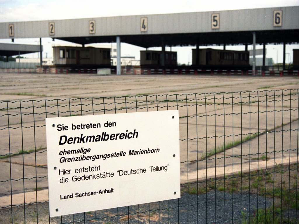 1996: Seit 1990 steht die ehemalige Grenzübergangsstelle Marienborn unter Denkmalschutz. Am 35. Jahrestag des Mauerbaus wird sie vom Land Sachsen-Anhalt offiziell zur Gedenkstätte „Deutsche Teilung" erklärt.