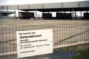 1996: Seit 1990 steht die ehemalige Grenz&uuml;bergangsstelle Marienborn unter Denkmalschutz. Am 35. Jahrestag des Mauerbaus wird sie vom Land Sachsen-Anhalt offiziell zur Gedenkst&auml;tte &bdquo;Deutsche Teilung" erkl&auml;rt.