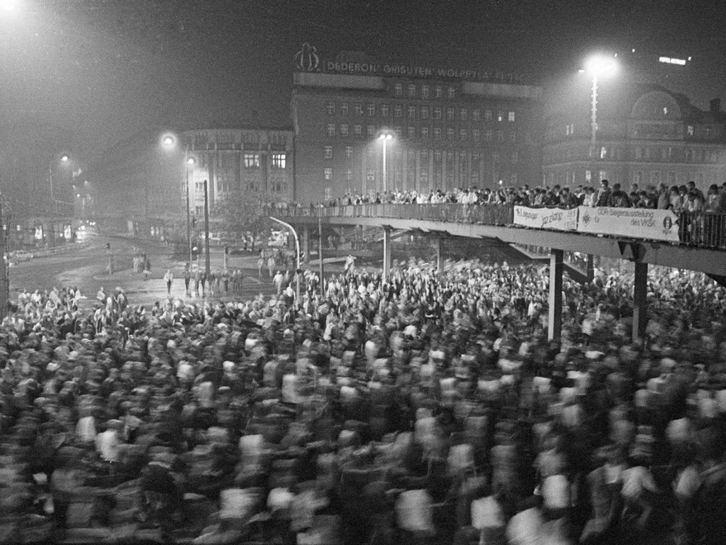 Leipzig am 25. September 1989: Demonstrationszug dreht auf dem Tröndlinring um und läuft zurück zum Hauptbahnhof.
