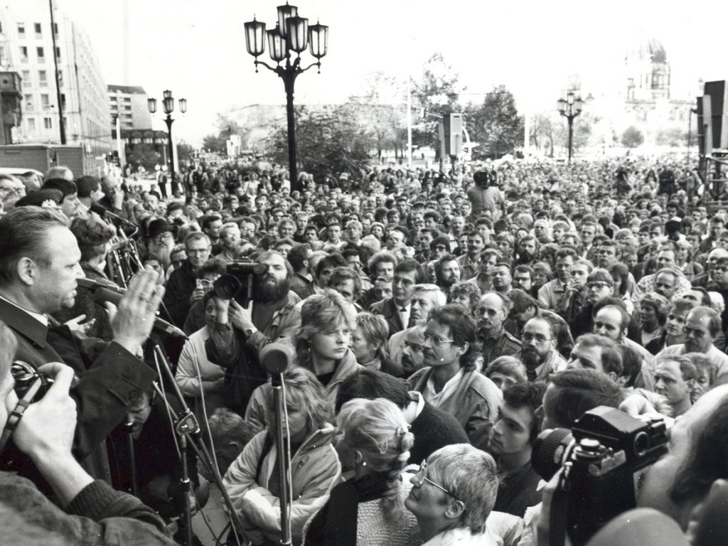 Vor dem Roten Rathaus und in der Kongreßhalle beginnen im Stadtzentrum "Sonntagsgespräche" unter dem Motto "Offene Türen - offene Worte". Günther Schabowski, 1. Sekretär der SED-Bezirksleitung, diskutiert mit den Demonstranten, Oktober 1989.