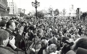 Vor dem Roten Rathaus und in der Kongreßhalle beginnen im Stadtzentrum "Sonntagsgespräche" unter dem Motto "Offene Türen - offene Worte". Günther Schabowski, 1. Sekretär der SED-Bezirksleitung, diskutiert mit den Demonstranten, Oktober 1989.