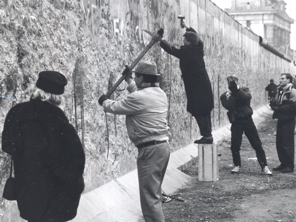 Mauerspechte an der Grenzmauer in der Ebertstraße zwischen Reichstagsgebäude und Brandenburger Tor, Januar 1990