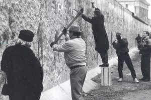 Mauerspechte an der Grenzmauer in der Ebertstraße zwischen Reichstagsgebäude und Brandenburger Tor, Januar 1990