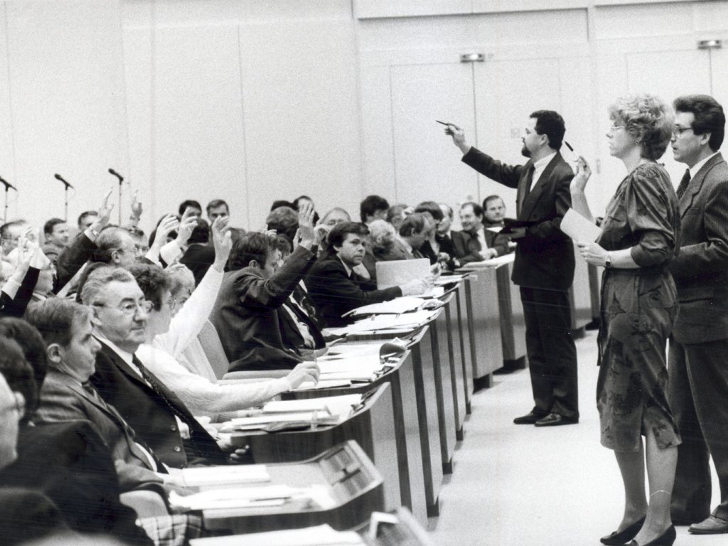 Vor der Verabschiedung des Parteien- und Vereinigungsgesetzes: Abstimmung über die Änderungsanträge in der Volkskammer, 20./21. Februar 1990