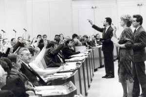 Vor der Verabschiedung des Parteien- und Vereinigungsgesetzes: Abstimmung über die Änderungsanträge in der Volkskammer, 20./21. Februar 1990