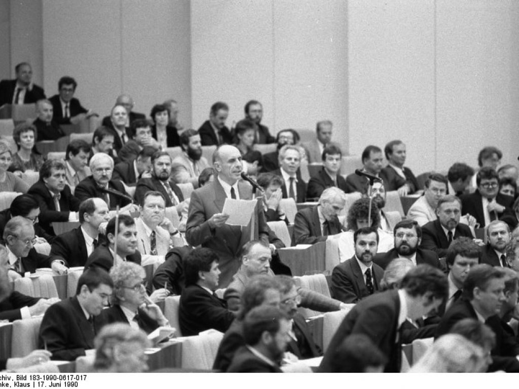 DSU-Fraktionssprecher Jürgen Schwarz stellt zu Beginn der Sondersitzung der Volkskammer den Antrag, den Beitritt der DDR zur Bundesrepublik als ersten Tagungsordnungspunkt zu verhandeln, 17. Juni 1990.