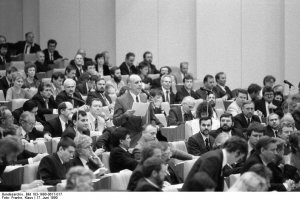 DSU-Fraktionssprecher Jürgen Schwarz stellt zu Beginn der Sondersitzung der Volkskammer den Antrag, den Beitritt der DDR zur Bundesrepublik als ersten Tagungsordnungspunkt zu verhandeln, 17. Juni 1990.