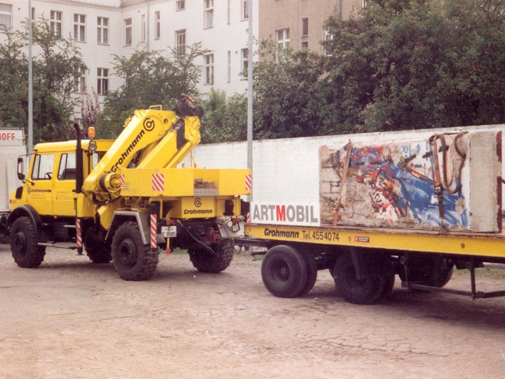 Geschenk der DDR-Regierung an die John F. Kennedy Library in Boston/USA: Mauersegment 8A fertig zum Abtransport, August 1990