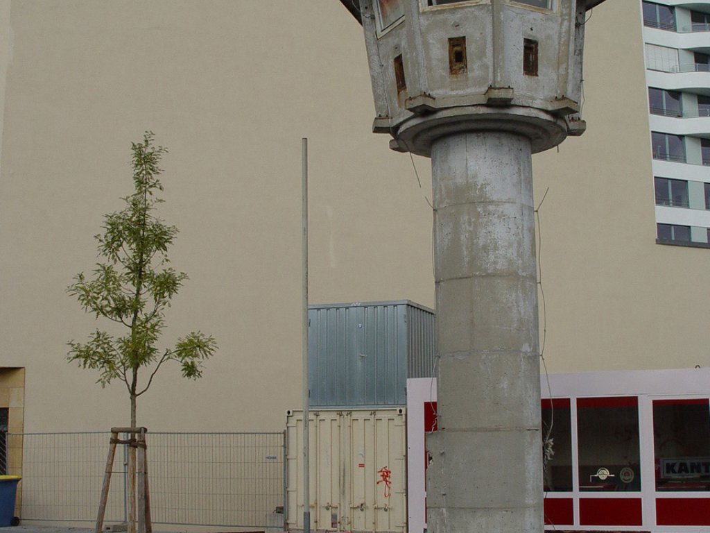 Beobachtungsturm der DDR-Grenztruppen nahe der Stresemannstraße in Berlin-Mitte