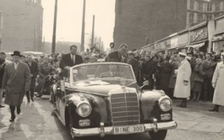 US-Justizminister Robert Kennedy und der Regierende Bürgermeister von Berlin, Willy Brandt, an der Sektorengrenze am Potsdamer Platz, 22. Februar 1962