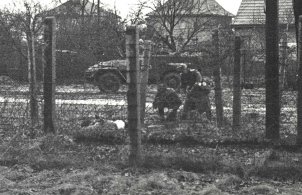 Willi Block, erschossen an der Berliner Mauer: DDR-Grenzsoldaten zerschneiden den Stacheldraht, um den Erschossenen zu bergen, Aufnahme der West-Berliner Polizei, 7. Februar 1966