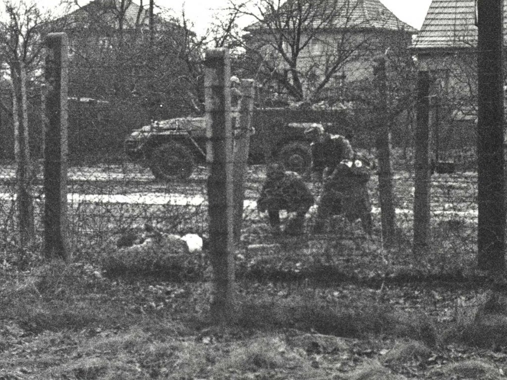 Willi Block, erschossen an der Berliner Mauer: DDR-Grenzsoldaten zerschneiden den Stacheldraht, um den Erschossenen zu bergen, Aufnahme der West-Berliner Polizei, 7. Februar 1966 Willi Block, erschossen an der Berliner Mauer: DDR-Grenzsoldaten zerschneiden den Stacheldraht, um den Erschossenen zu bergen, Aufnahme der West-Berliner Polizei, 7. Februar 1966