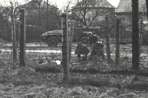 Willi Block, erschossen an der Berliner Mauer: DDR-Grenzsoldaten zerschneiden den Stacheldraht, um den Erschossenen zu bergen, Aufnahme der West-Berliner Polizei, 7. Februar 1966